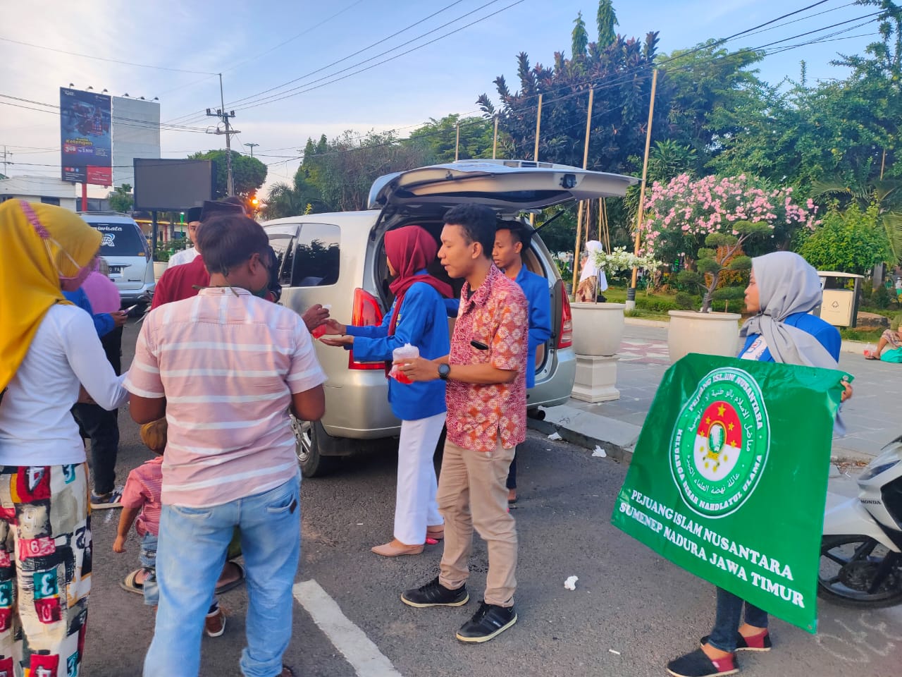 Pejuang Islam Nusantara Sumenep bersama PMII dan Banser, Bagikan Takjil dan Masker