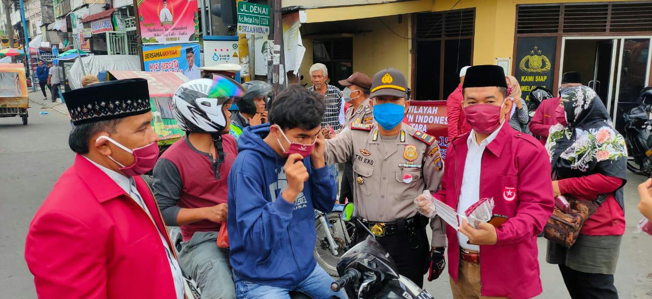 Pemuda Muslim Sumut bersama Wakapolsek Medan Area Bagikan Masker kepada Pengguna Jalan
