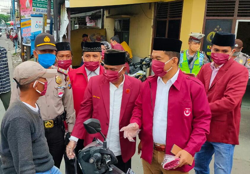 Pemuda Muslim Sumut bersama Wakapolsek Medan Area Bagikan Masker kepada Pengguna Jalan