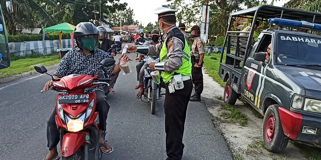 Personil Polsek Batang Kuis, Bagi–Bagi Takzil kepada Warga Masyarakat