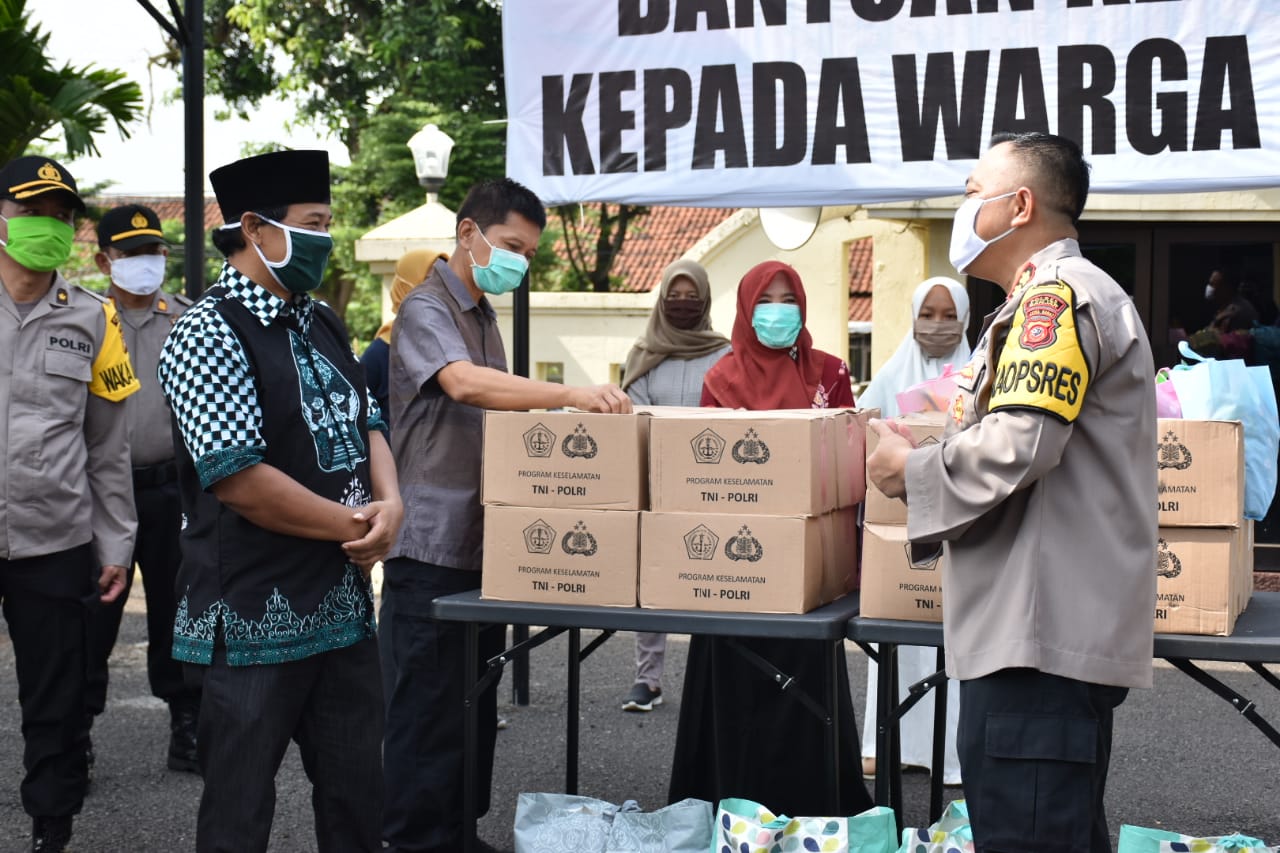 Polres Banjar Gandeng Muslimat NU, Salurkan Sembako dan APD