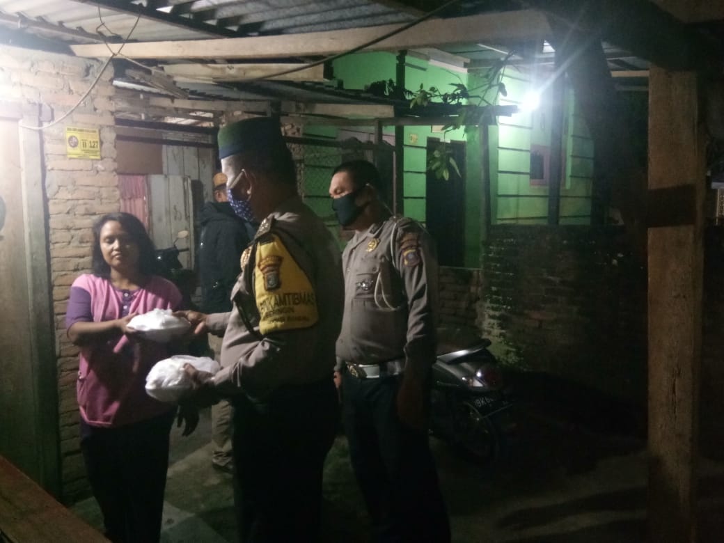Polsek Beringin, Bagikan Makanan Sahur Kepada Masyarakat