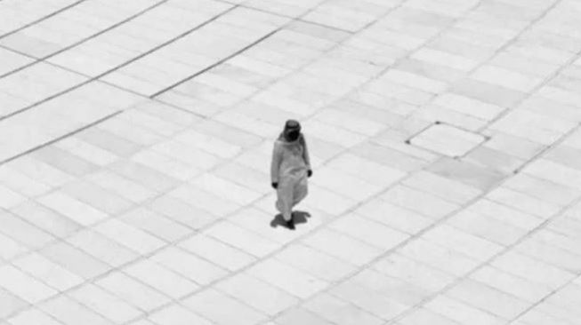 Dua Puluh Tahun Lalu Pria Ini Diramalkan Tawaf Sendirian, Kini Jadi Nyata saat Corona