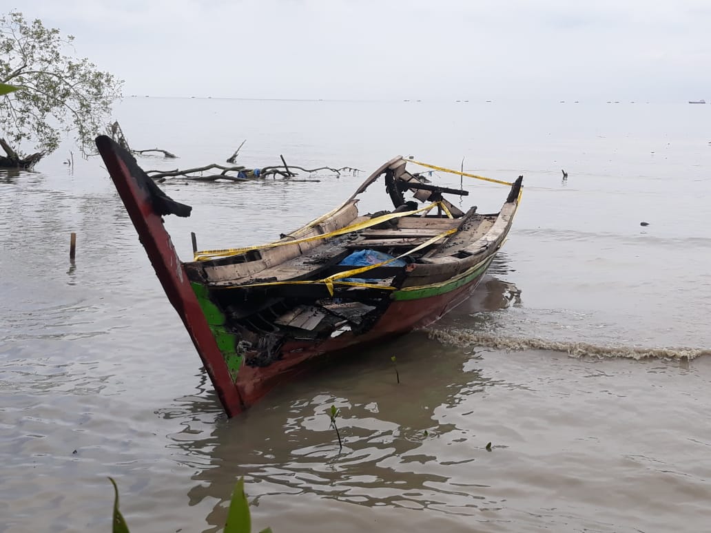 Warga Desa Regemu Deli Serdang, Bakar Kapal Pukat Kerang 