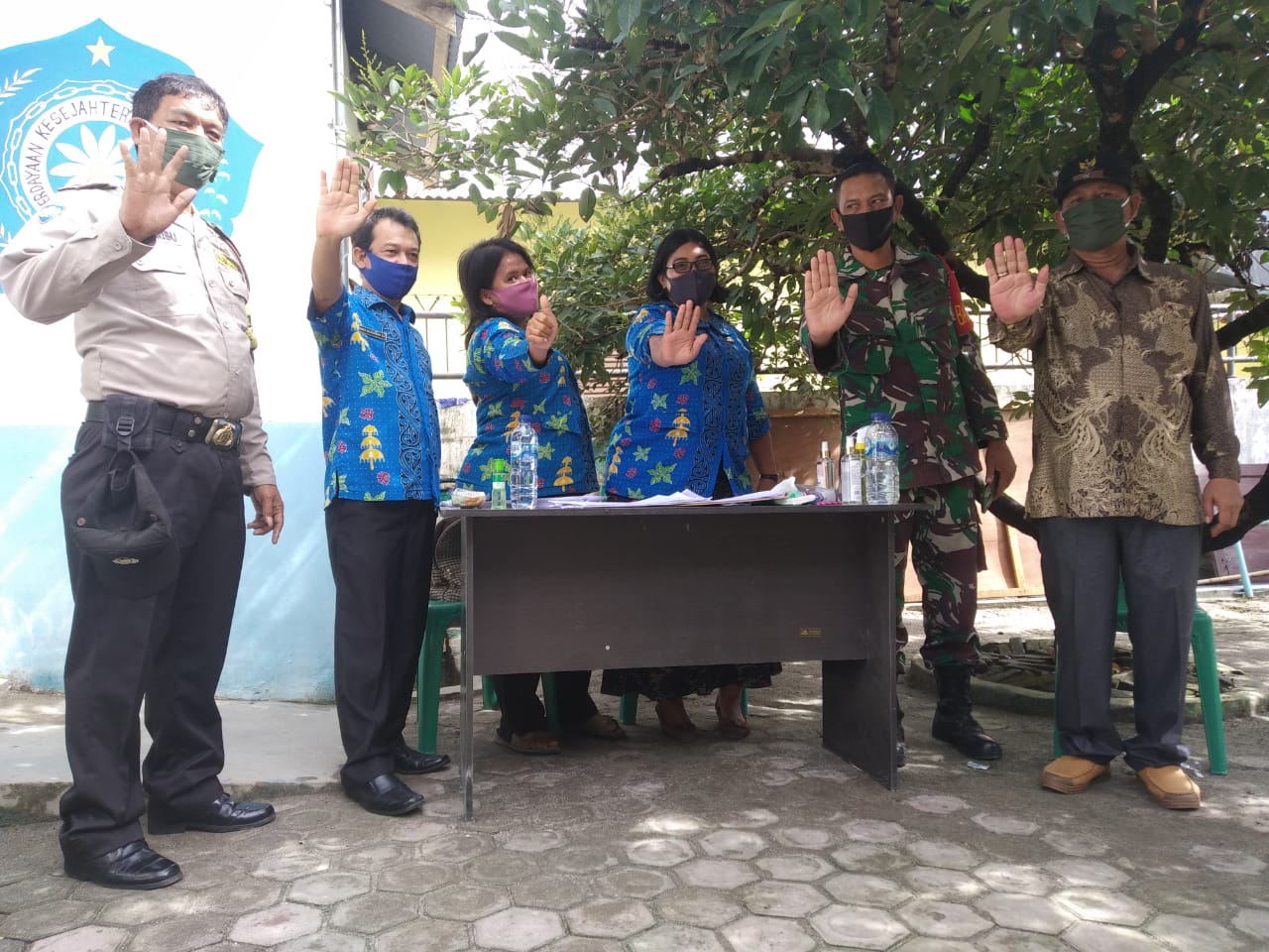 Mengikuti Protokoler Kesehatan