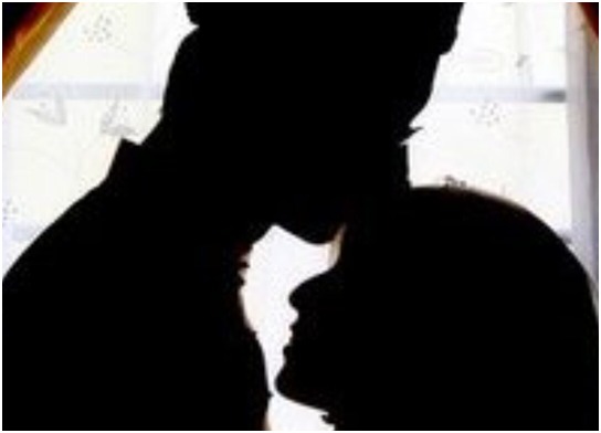 Hukum Mencium Suami/Istri Saat Puasa