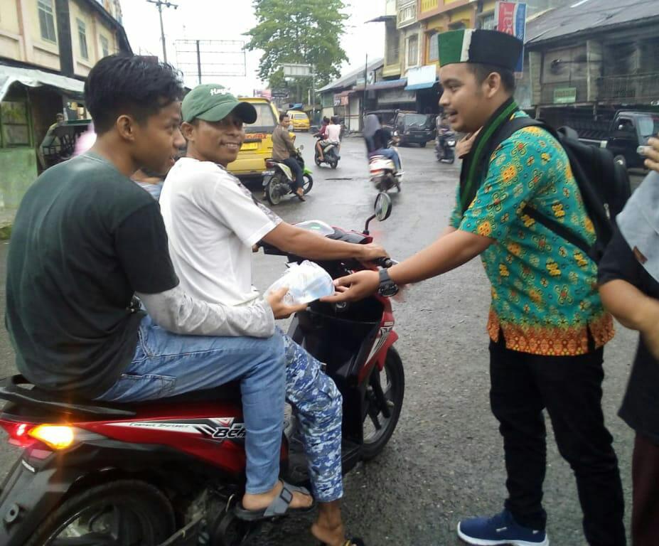 Masyarakat Langkat Belum Menerima Bantuan, HMI Bergerak Bagikan Takjil dan Nasi Kotak