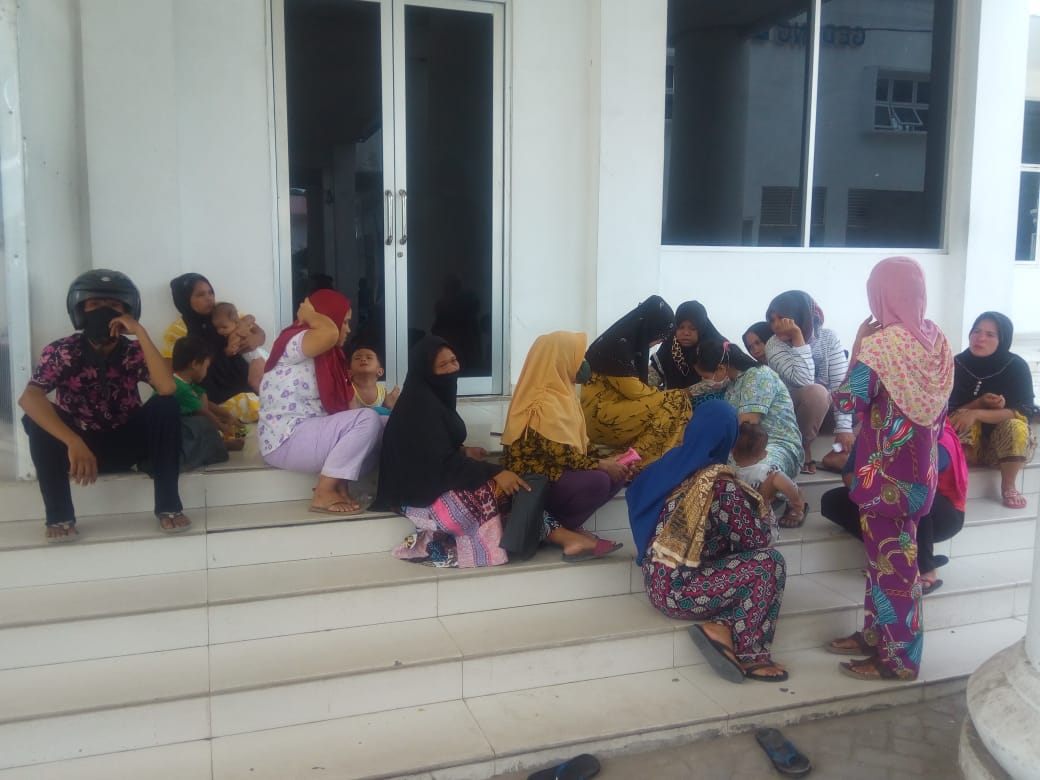 Miris, Didatangi Omak-Omak Bupati Labuhanbatu Berlalu Pergi 