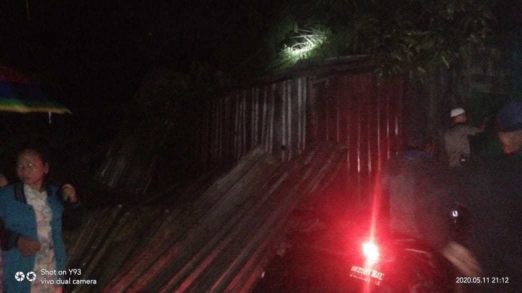 Angin Puting Beliung Landa 6 Rumah di Pantai Labu, Polsek Beringin Bersama Muspika Terjun ke Lokasi