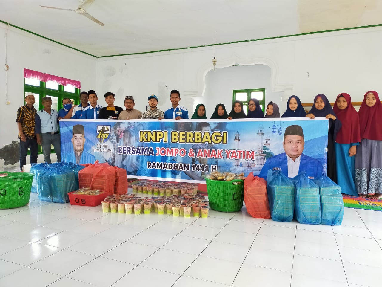 DPD KNPI Tapsel, Bagikan Ratusan Takjil dan Santunan Anak Yatim