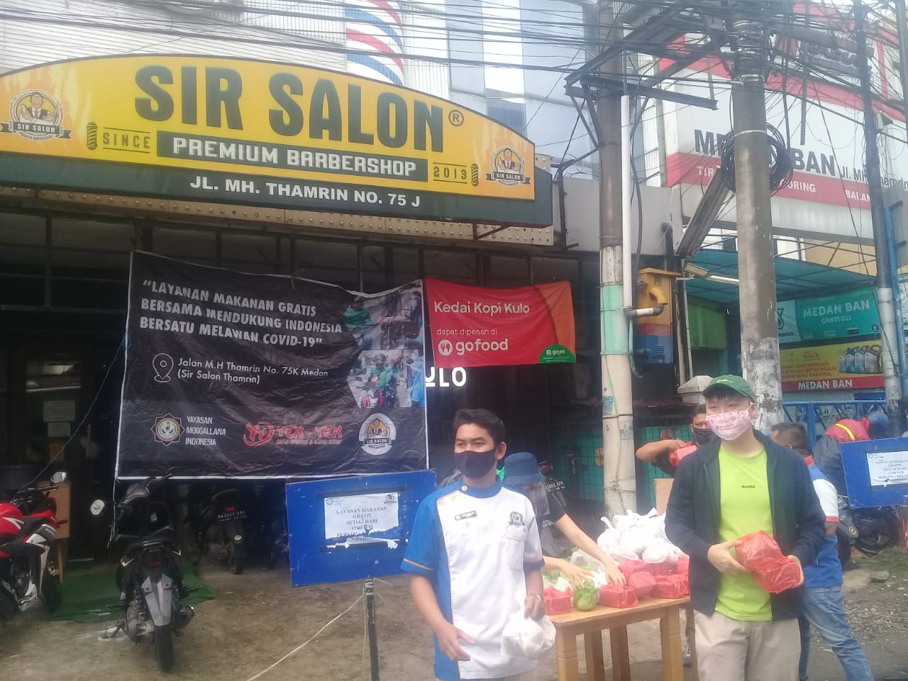 Yayasan Moggalana Indonesia Bersama Bika Ambon Yenyen & Sir Salon Berbagi Makanan