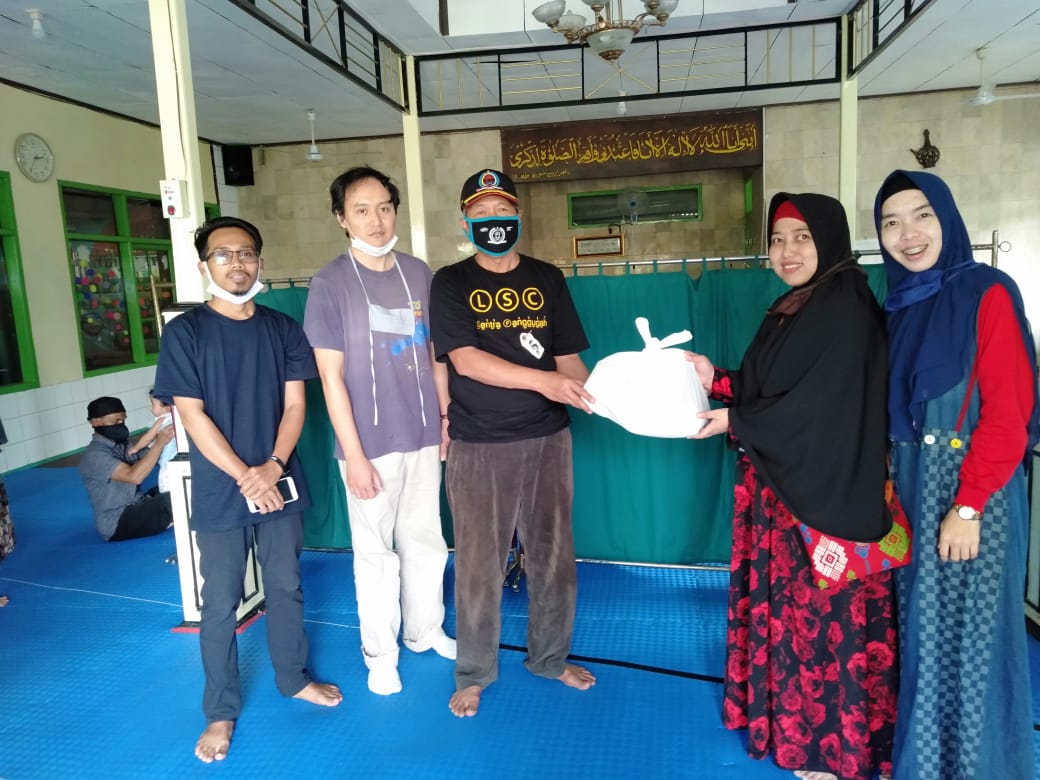 Dekan Fisip Universitas Al-Ghifari, Bagikan Sembako kepada Warga RW 07 Ciskul Bandung