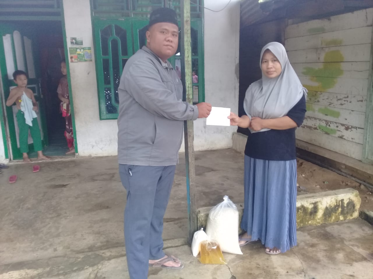 Pejuang Islam Nusantara Labuhanbatu Raya Salurkan Bantuan, Berbagi Masker dan Stiker