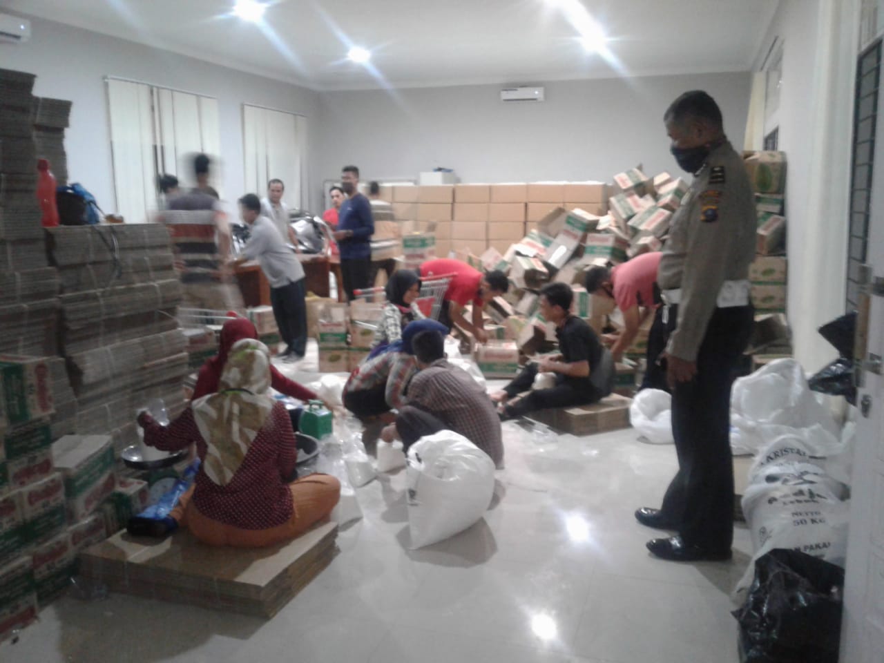 Kapolresta Deli Serdang, Kerahkan Personil Kawal Bansos Pemprov Sumut sampai ke Tangan Masyarakat