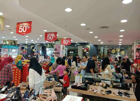 Masyarakat Banjiri Pusat Perbelanjaan, Ada Resiko Ekonomi Besar