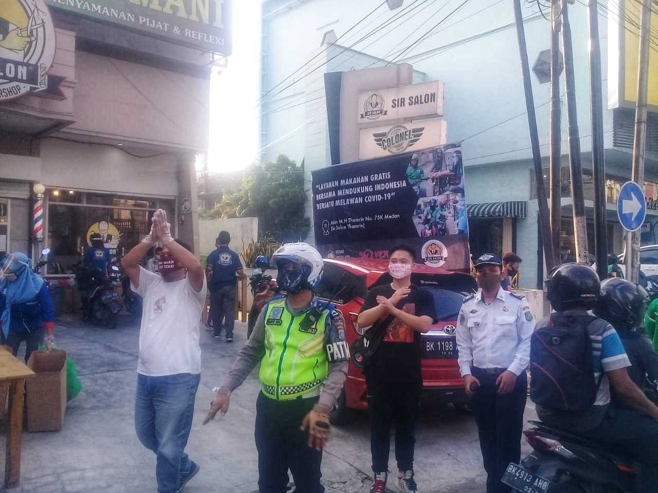 Yayasan Moggalana Indonesia Bekerjasama dengan Bika Ambon Yen Yen dan SIR Salon Berbagi Makanan Selama Wabah corona