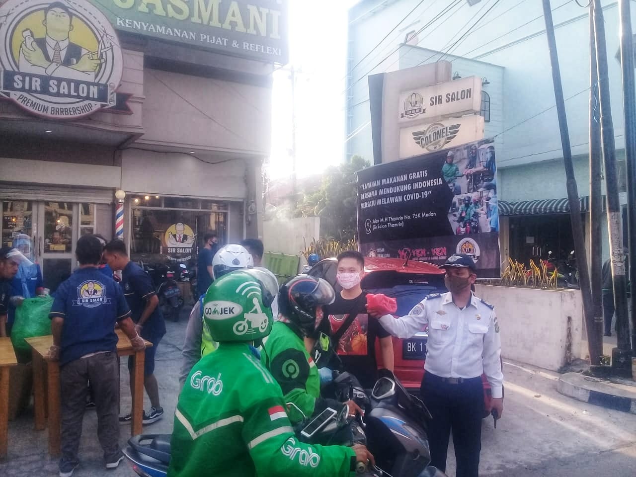 Yayasan Moggalana Indonesia Bekerjasama dengan Bika Ambon Yen Yen dan SIR Salon Berbagi Makanan Selama Wabah corona