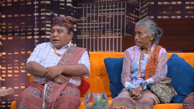 Punya Anak Jadi Bupati 2 Periode, Ibu Ini Tolak Kemewahan,Pilih di Kampung Jual Sayur