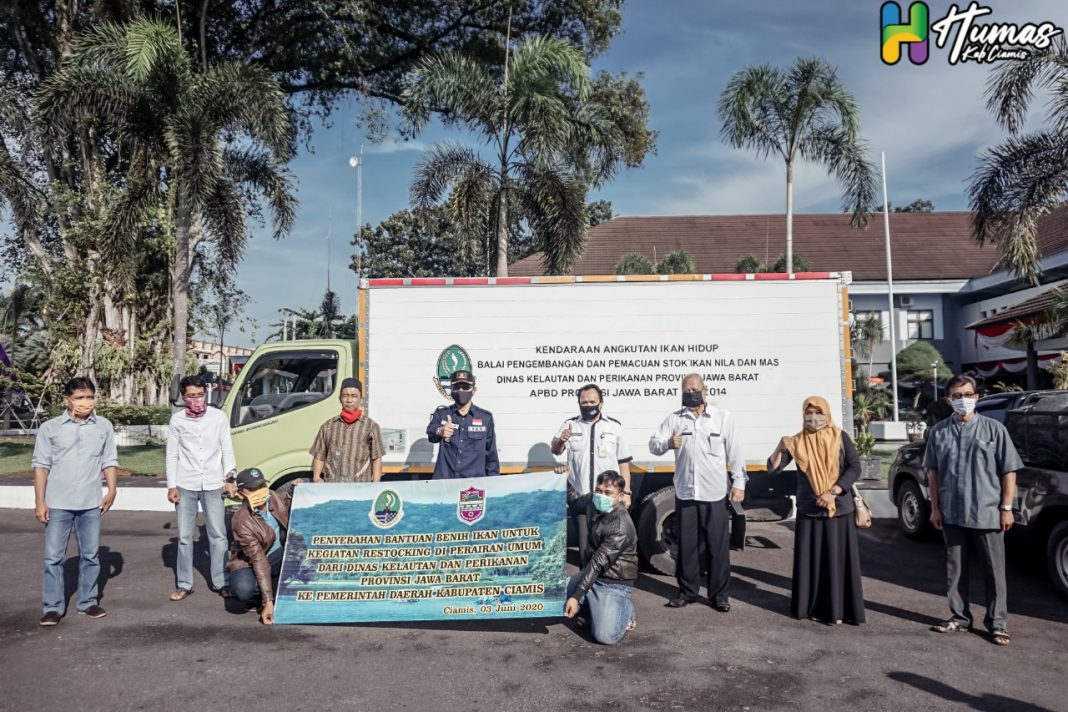 Bupati Ciamis, Serahkan Bantuan Restocking 400.000 Benih Ikan Nila