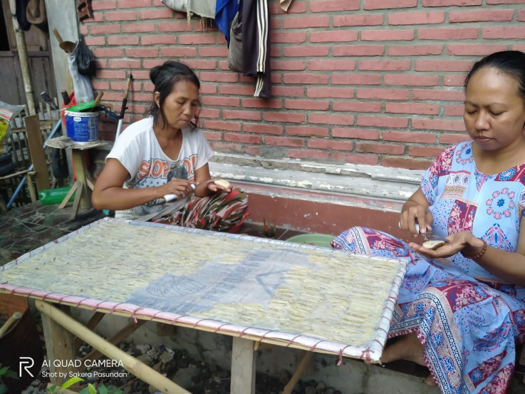 Dampak Covid-19, Omset Pengrajin Sale Pisang Menurun