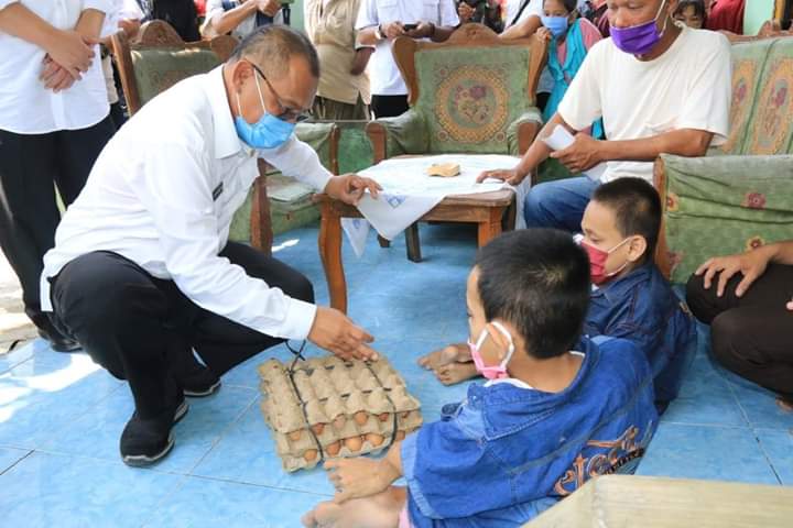 Akhyar Jengut Anak Penderita Cacat dan Beri Bantuan