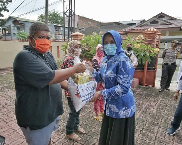 Plt Ketua TP PKK Kota Medan Serahkan Bantuan Sembako Kepada Penyandang Disabilitas Tunarungu