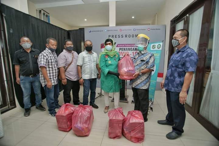 Pemko Medan Salurkan Bantuan Sembako kepada Wartawan Terdampak Covid-19