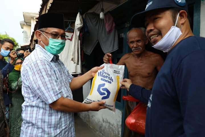 Akhyar Salurkan Bantuan Sembako kepada Warga di Sekitar Masjid Al Mustaqim