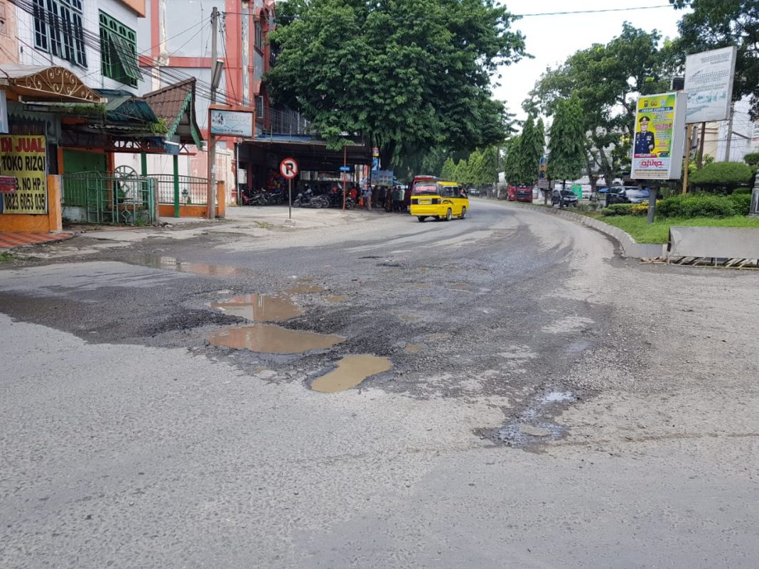 Jalan Berlubang dan Tergenang Air di Simpang Maut Stabat, Diduga Ada Pipa PDAM yang Bocor