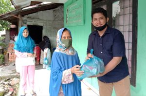 KAHMI UMA membagikan sembako kepada masyarakat