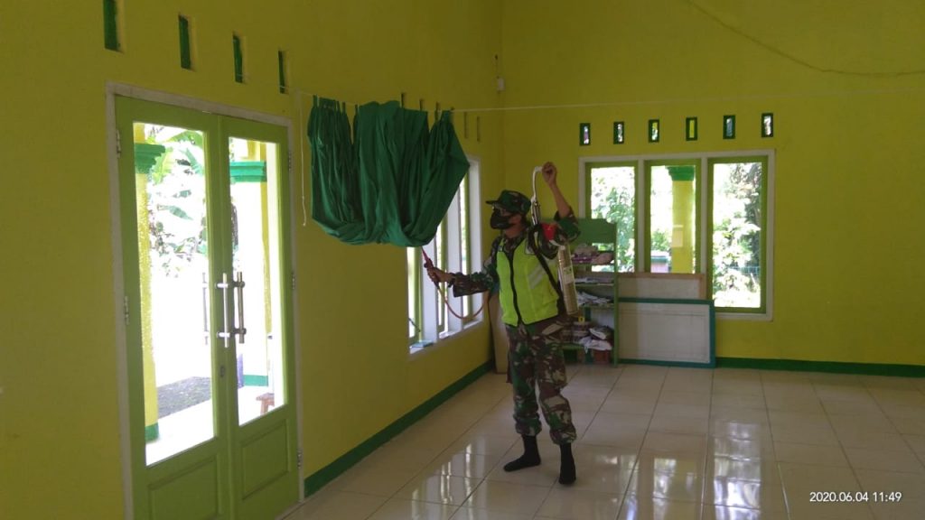 Koramil Pamarican, Semprot Cairan Disinfektan di Masjid dan Sekolah
