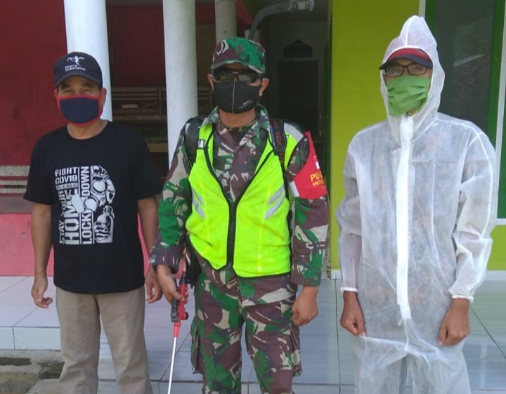 Koramil Pamarican, Semprot Cairan Disinfektan di Masjid dan Sekolah