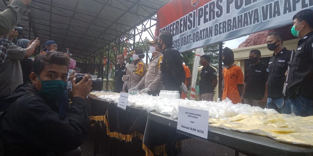 Polres Banjar, Ungkap Peredaran Obat-Obat Terlarang Melalui Aplikasi Online