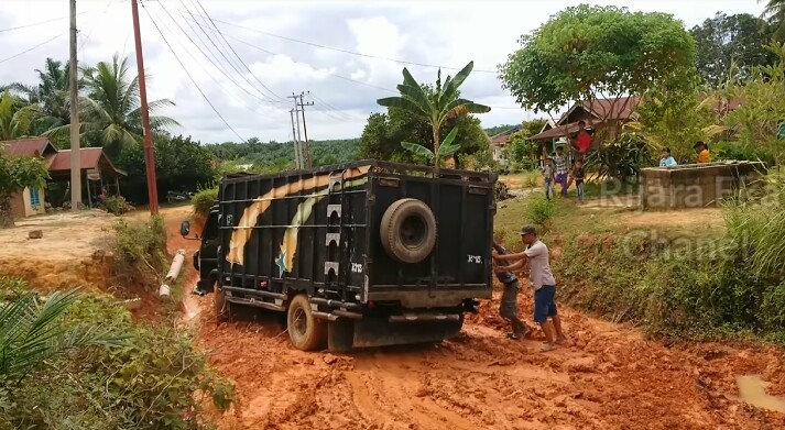 Selama 20 Tahun Rakyat Tanjung Medan Barat Berdamai Dengan Jalan Debu dan Lumpur Merah