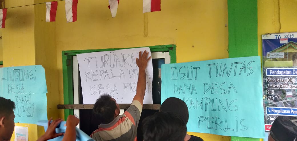 Warga Segel Kantor Desa Perlis Langkat, Minta Kades Mundur