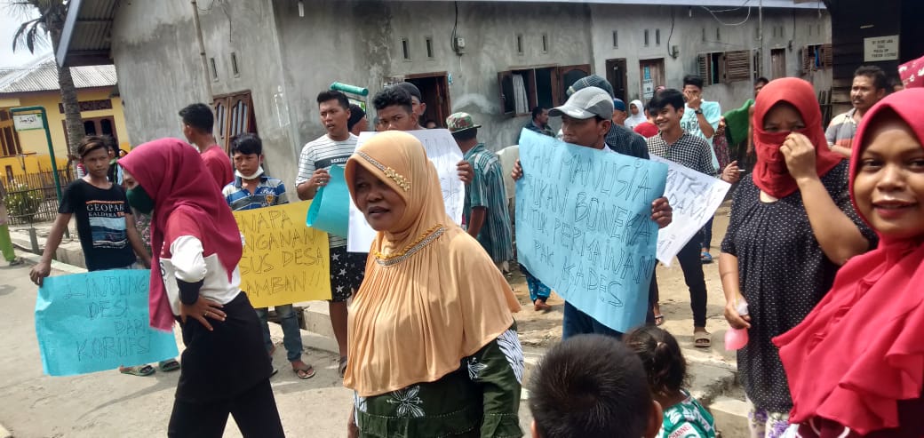 Warga Segel Kantor Desa Perlis Langkat, Diduga Tidak Transparan Tentang Dana Desa
