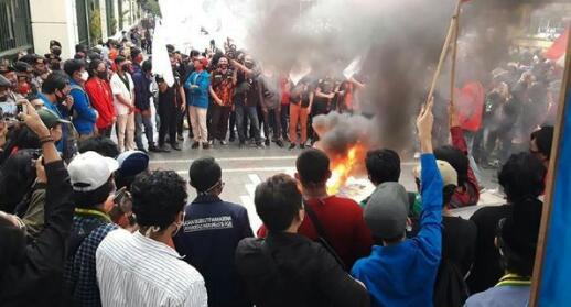 Massa di Kemendikbud Bakar Ban, Mahasiswa Minta Audensi dengan Nadiem