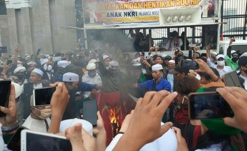 Tolak RUU HIP, Massa Bakar Bendera Palu Arit di Depan DPR