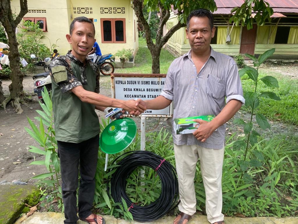 PB MBN Langkat, Serahkan Bantuan Kelengkapan Penerangan Jalan di Kuala Begumit