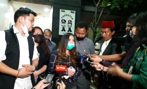 Besuk Ayahnya di Polda Metro, Putri John Kei Minta Maaf ke Publik