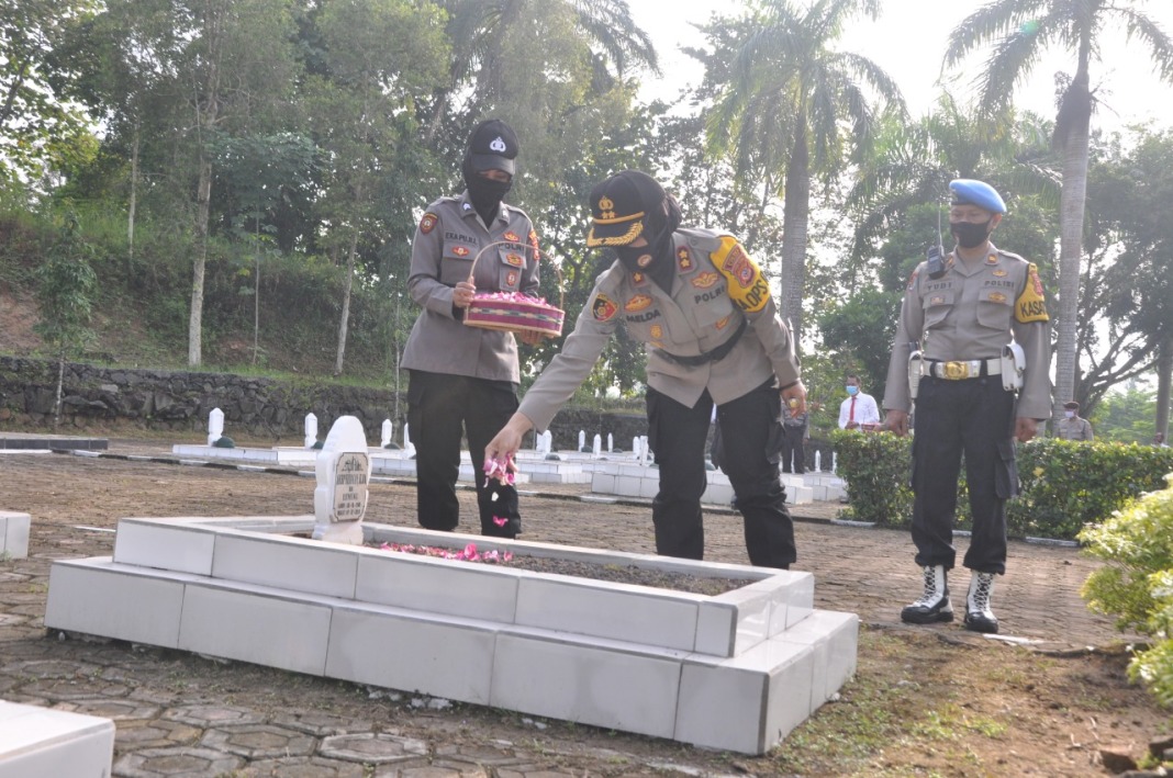 Hari Bhayangkara ke-74, Polres Banjar Laksanakan Upacara Ziarah Makam di TMP Kusuma Bangsa