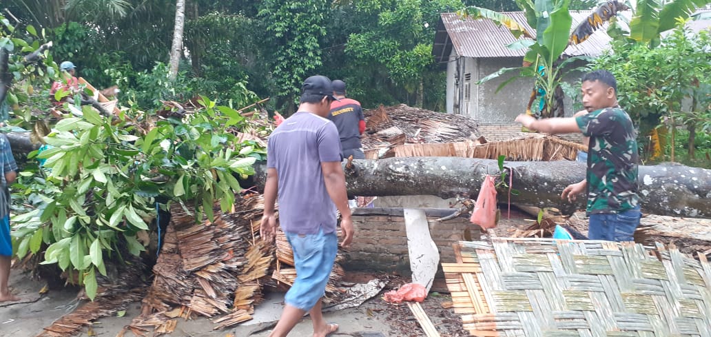 Atap Rumah Warga Terbang di Deli Serdang, Bhabinkamtibmas Gotong Royong Bantu Korban