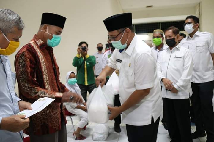 Akhyar Salurkan Zakat kepada Kaum Dhuafa dan Bilal Mayat
