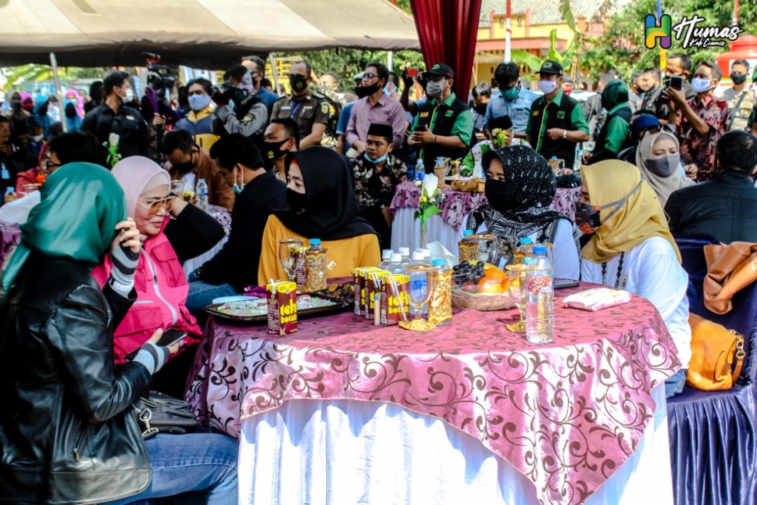 Gubernur Jawa Barat, Pantau Covid-19 dan Bagikan Sembako kepada Masyarakat