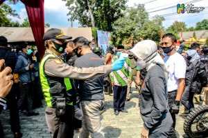 Gubernur Jawa Barat, Pantau Covid-19 dan Bagikan Sembako kepada Masyarakat (2)