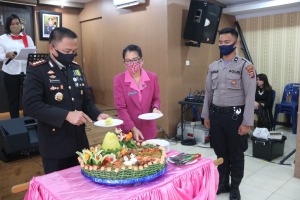 HUT Bhayangkara ke-74, Kapolresta Deli Serdang Berikan Kejutan kepada Wakapolresta
