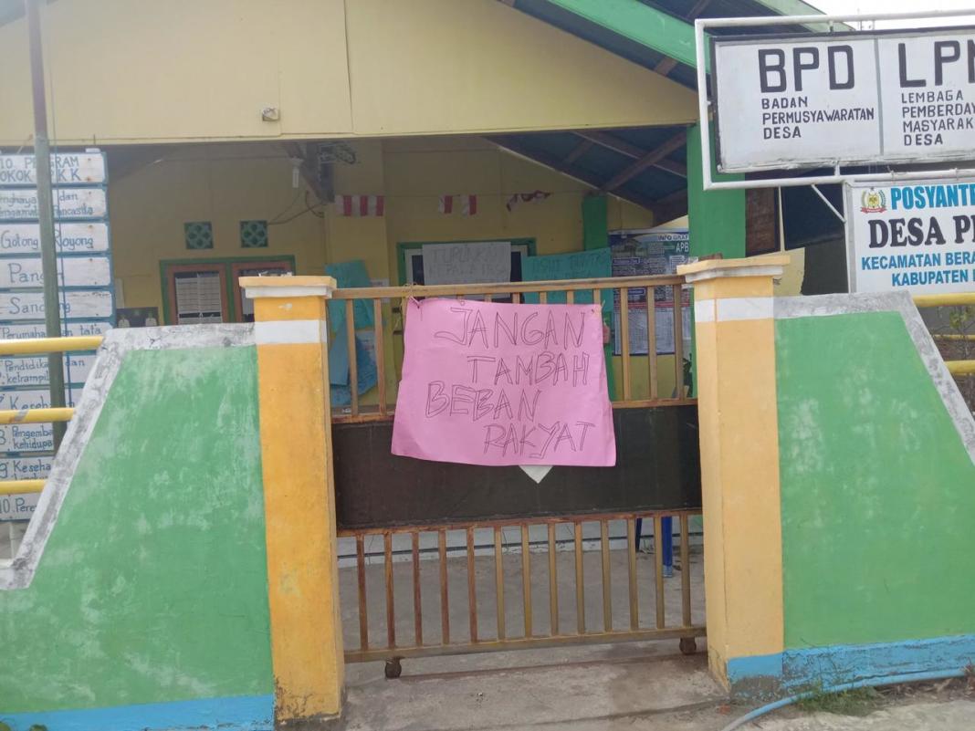 Warga Segel Kantor Desa Perlis Langkat, Erwinsyah Kami Sudah Muak Dibodohi
