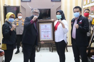 Kapolresta Deli Serdang, Beserta Jajaran Terima Penghargaan dari Arist Merdeka Sirait