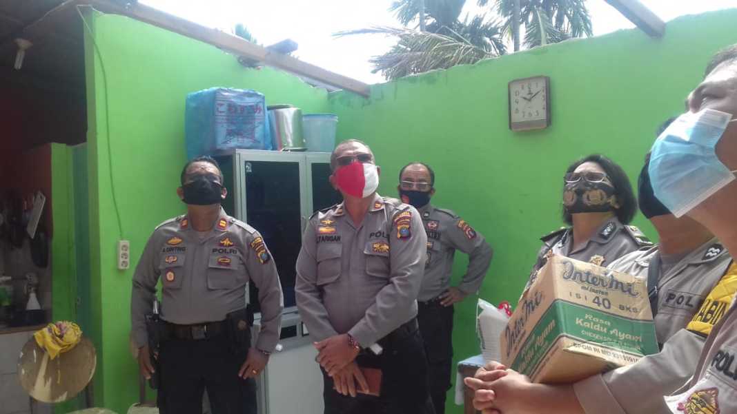 Kapolsek Namorambe, Berikan Tali Asih kepada Warga yang Tertimpa Musibah Angin Puting Beliung