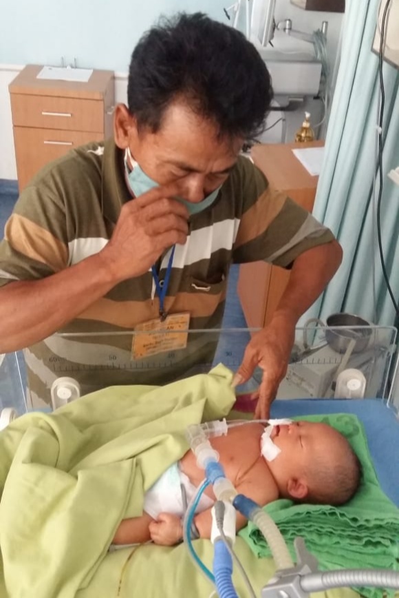 Lahir Tanpa Anus, Anak Buruh Bangunan Labuhanbatu Berharap Bantuan